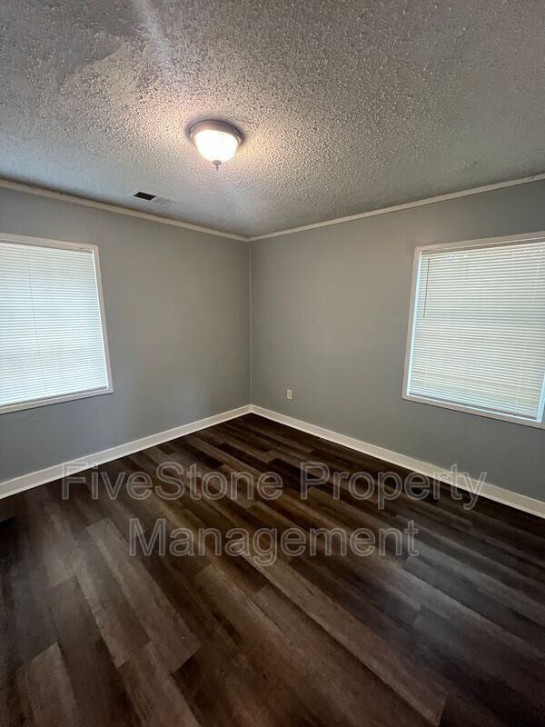 Building Photo - 1300 Robin Hood Ln