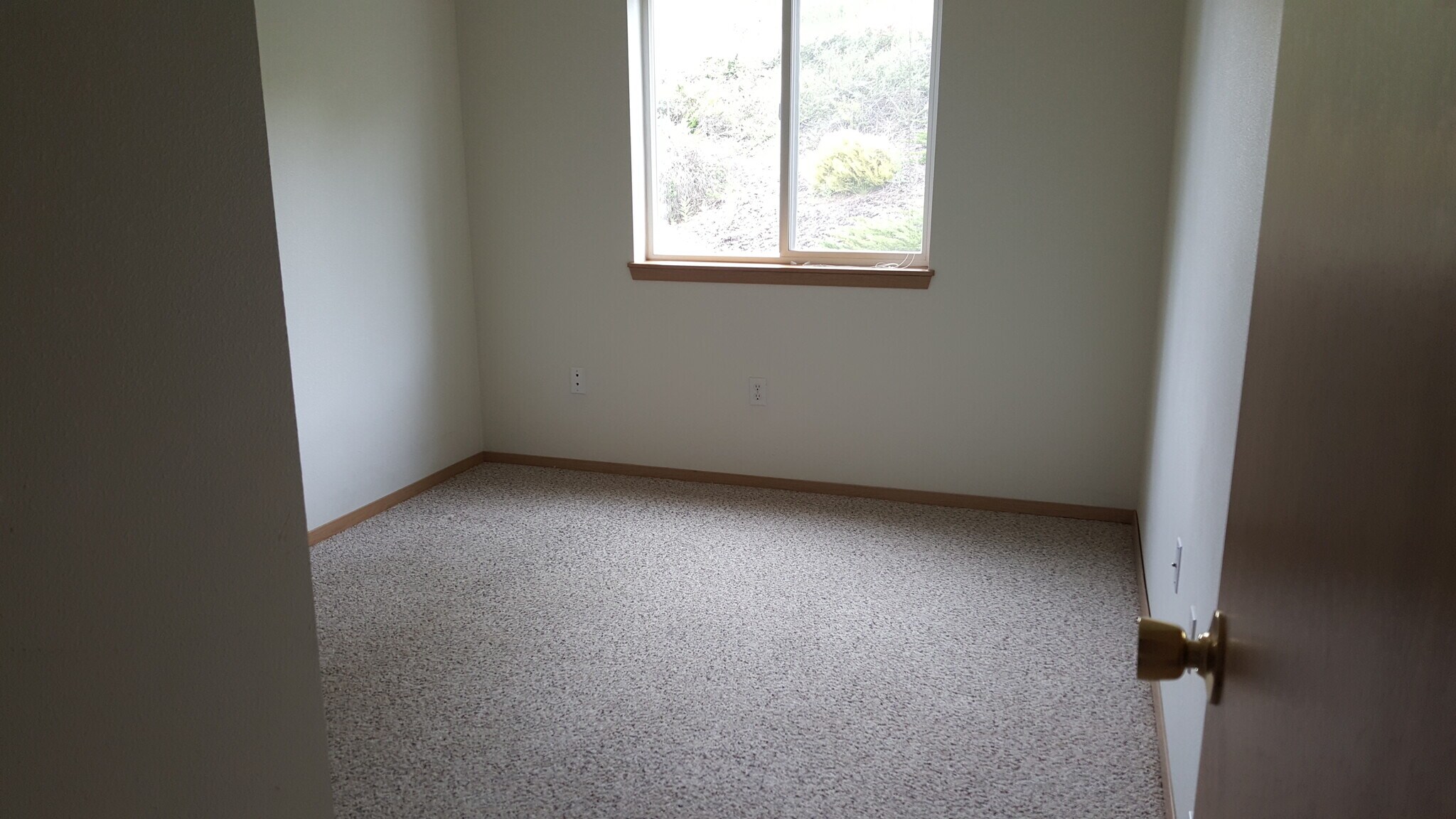 Building Photo - 450 NW Parr Dr