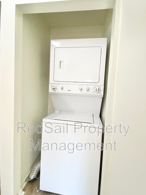 Building Photo - 839 Little Bay Ave