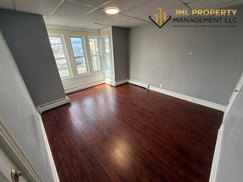 Building Photo - 834 Eastern Ave