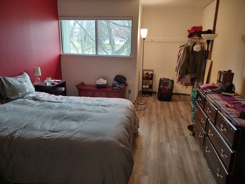 Walk In Double Hung Closet - 403 East Bluff