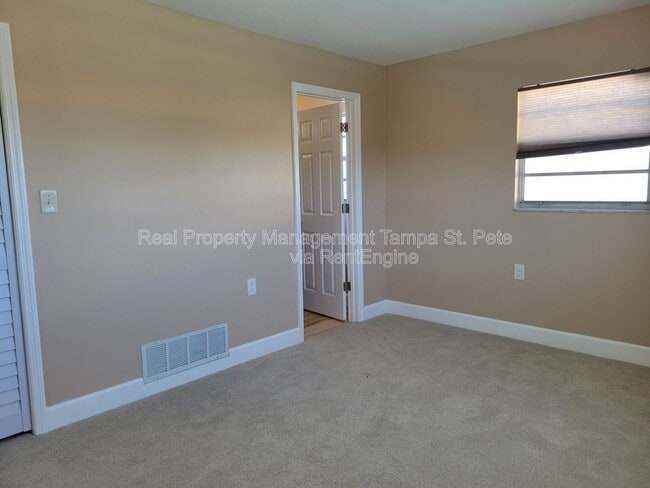 Building Photo - 1985 Cove Dr