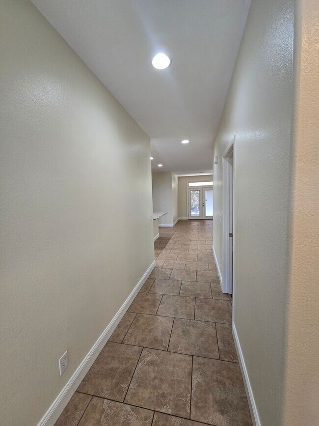 Building Photo - A Beautiful Single Story Townhouse! 3 Bed,...