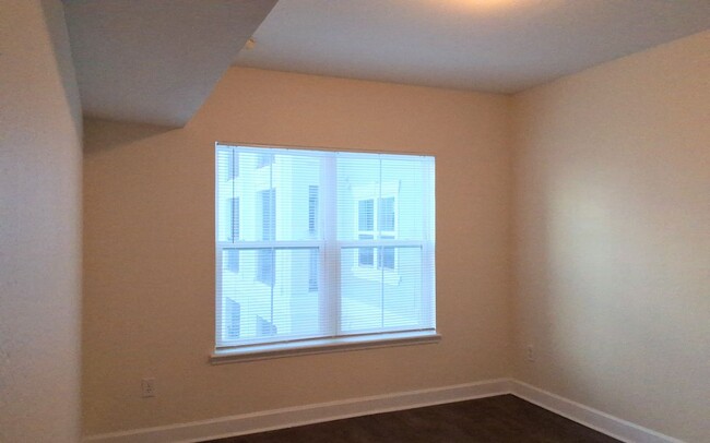 Building Photo - Beautiful 1/1 Pool View Condo x Rent @ The...