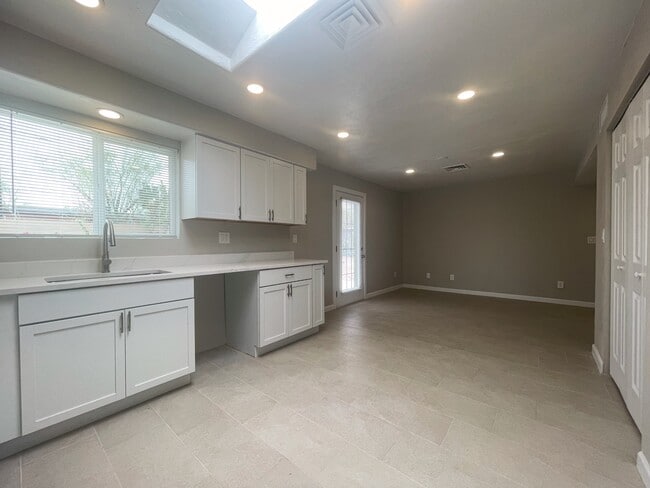 Building Photo - 2330 N Los Altos Ave