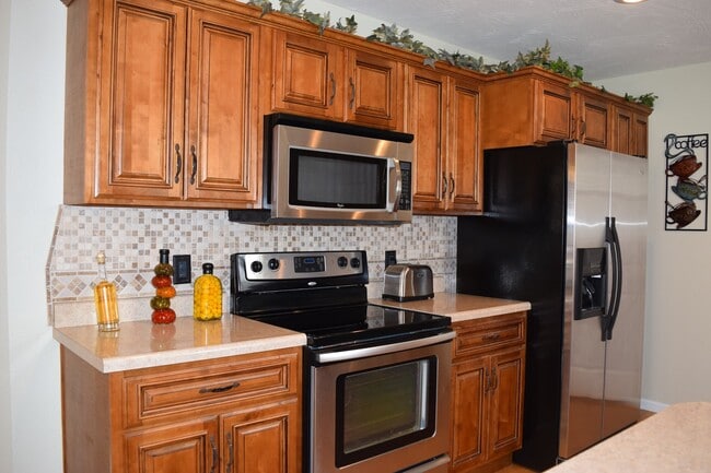 Building Photo - Located in the popular Woodland Hills Subd...
