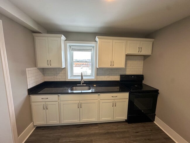 Building Photo - 17 S State St