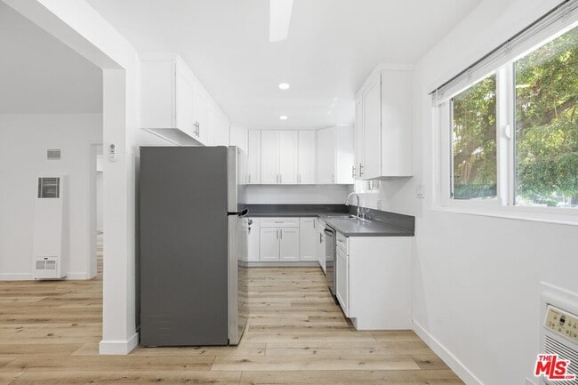 Building Photo - 4916 Hazeltine Ave