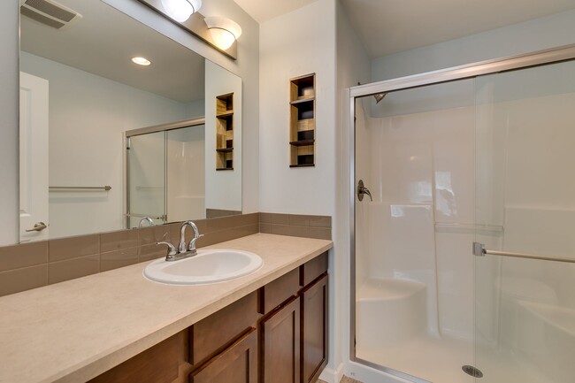 Building Photo - Luxury Mountlake Terrace Townhome with Garage