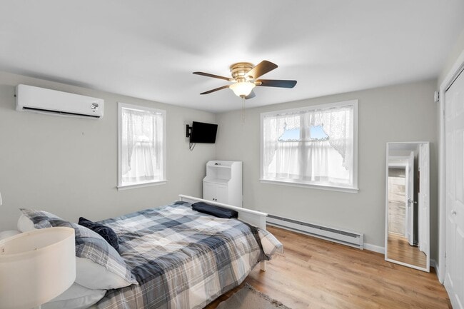 Building Photo - Fully Furnished Bright & Comfortable 1-Bedroom Cottage Available for Rent