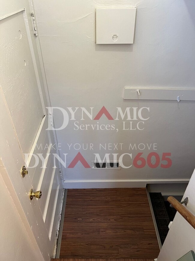 Building Photo - 4+ Bedroom, 2 Bath House with Garage and Fenced Backyard