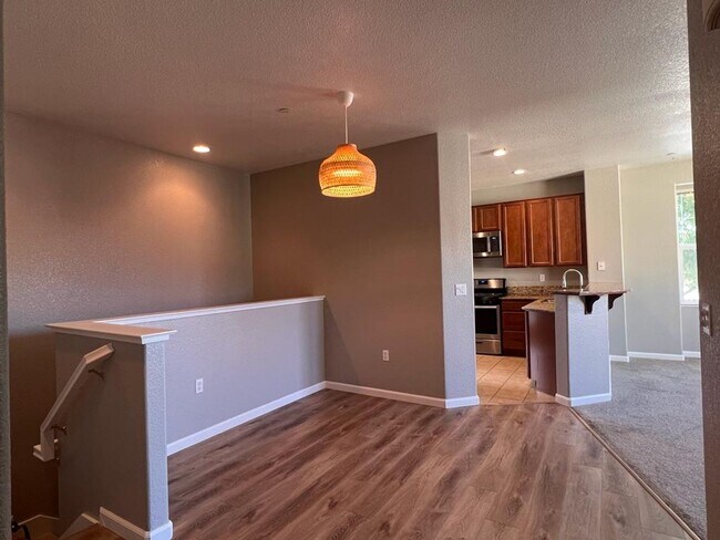 Building Photo - 427 Anchor Ln