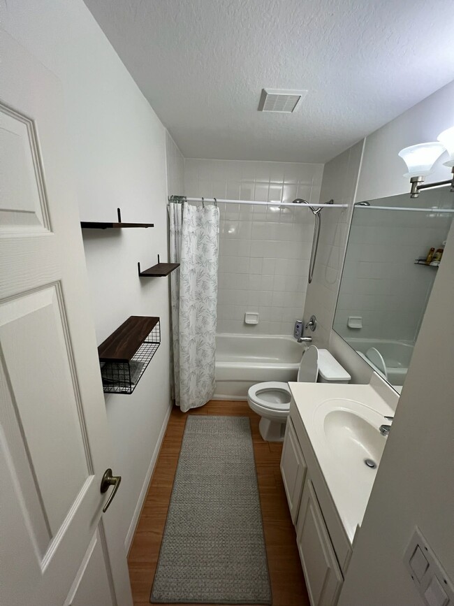 Building Photo - 7575 Meadow Lakes Dr