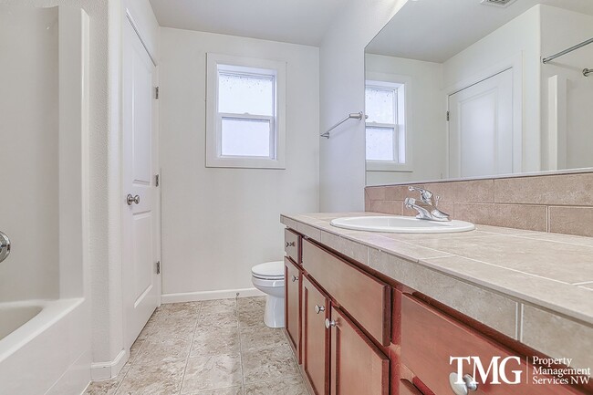 Building Photo - Lovely 3 Bed 2.5 Bath Home in Minnehaha Neighborhood!