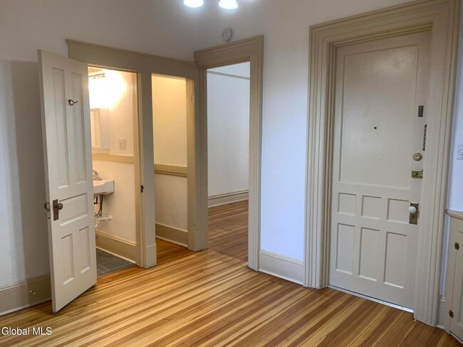 Building Photo - 292 Lark St