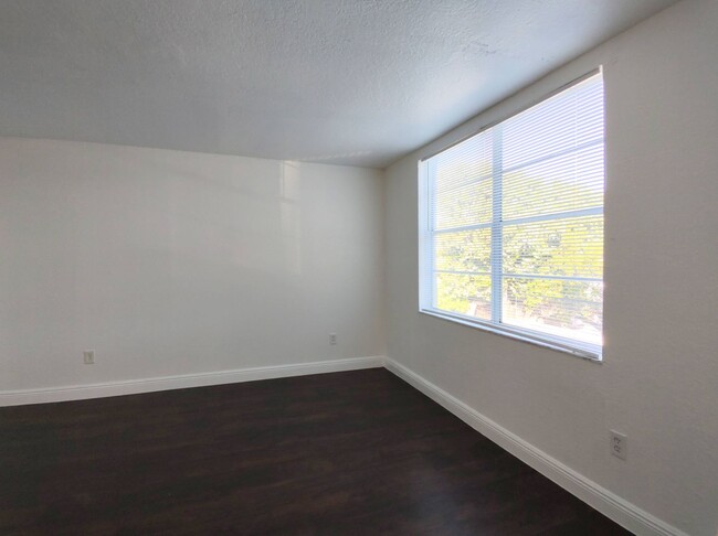 Building Photo - Gorgeous and Spacious 2/1 Unit in Hialeah