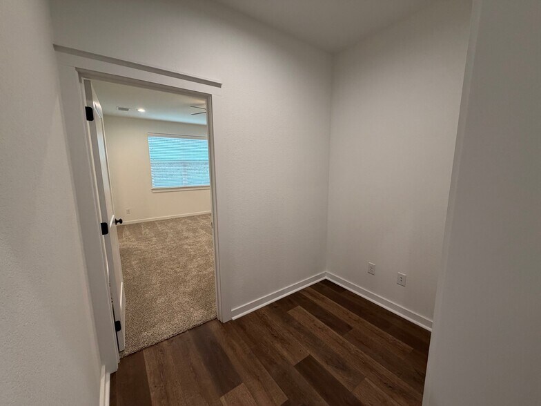 Building Photo - 5041 Mooney Fls Dr