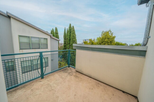 Building Photo - 3930 Shafter Ave