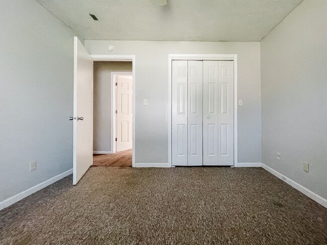 Building Photo - 4 Bed 2 Bath