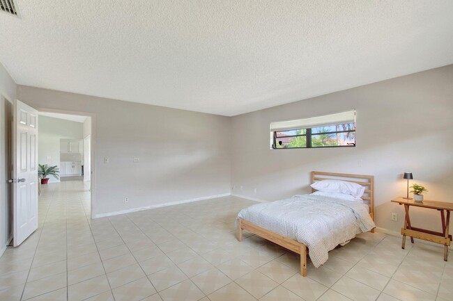 Building Photo - 10452 Greentrail Dr S