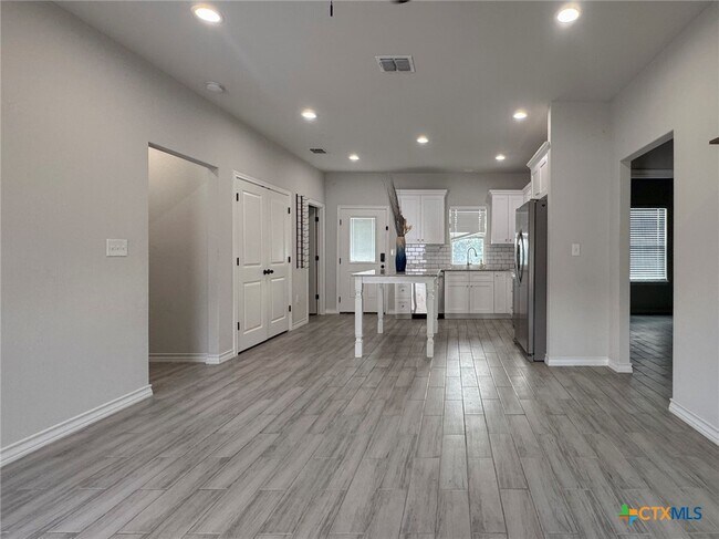 Building Photo - 2410 Golf Dr