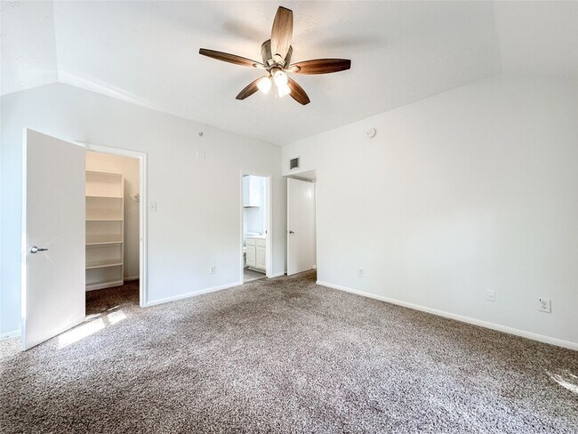 Building Photo - 8051 Bay Branch Dr