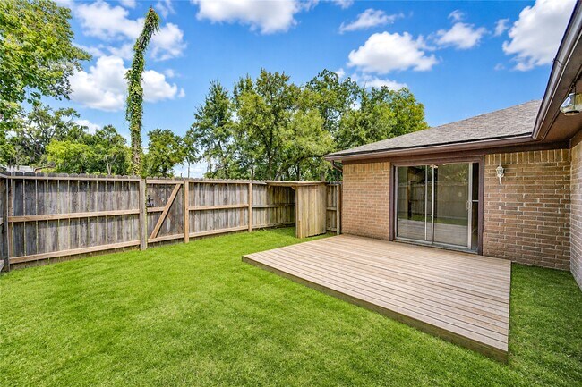 Building Photo - 212 Quaker Dr