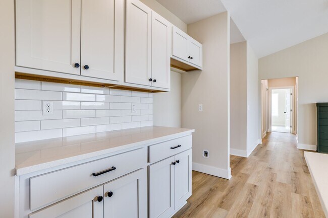 Building Photo - 1025 W Long Path Ct