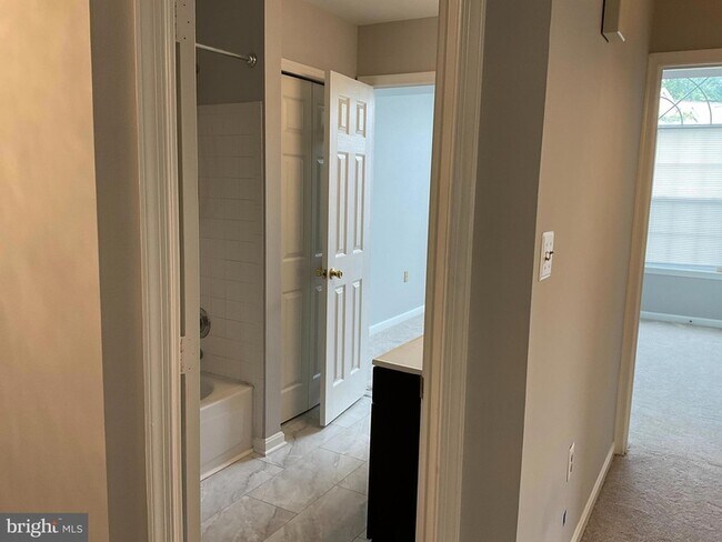 Building Photo - 9808 Lake Point Ct
