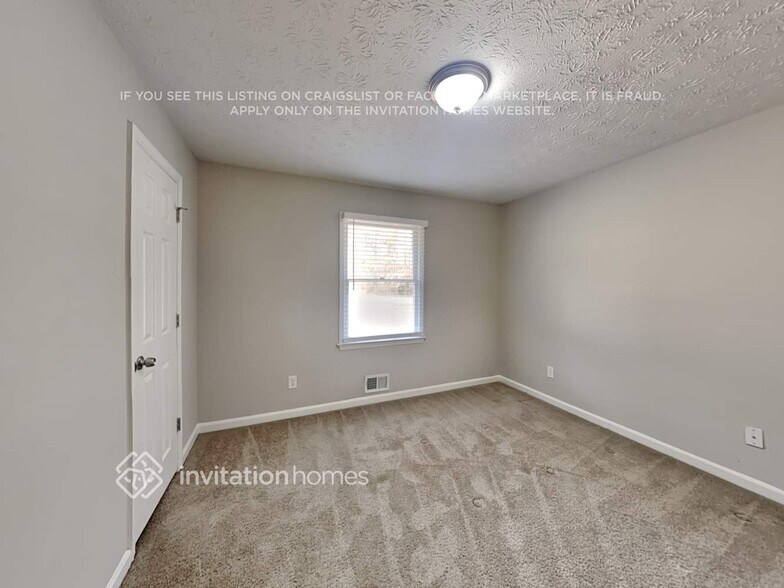 Building Photo - 300 E Country Woods Dr