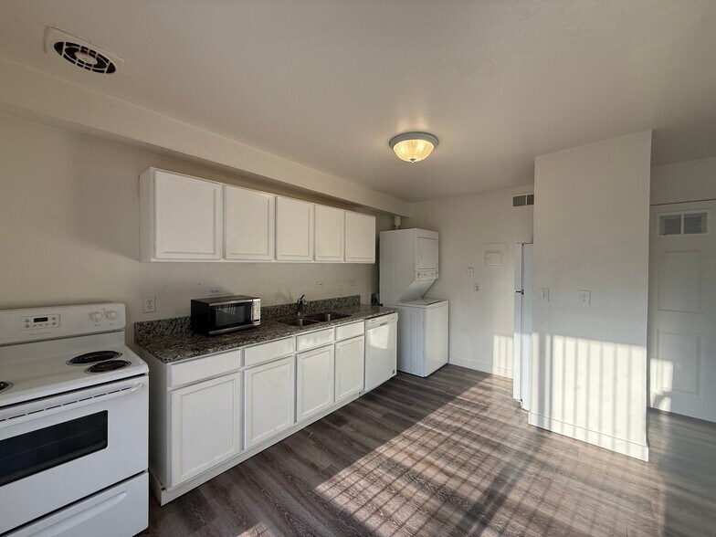Building Photo - 860 E 500 S