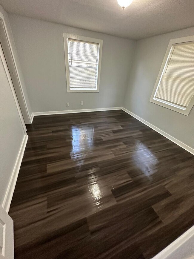 Building Photo - Fully Renovated 2/1 Single Family Available Now!