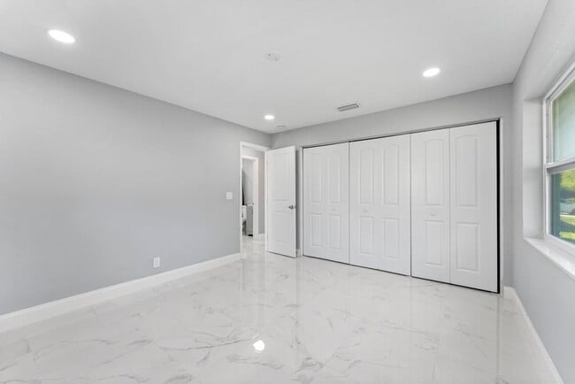 Building Photo - 3910 N 147 Ave