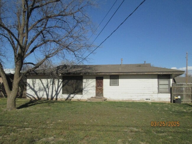 Building Photo - HOUSE -- 3 bedrooms, 1 bathroom