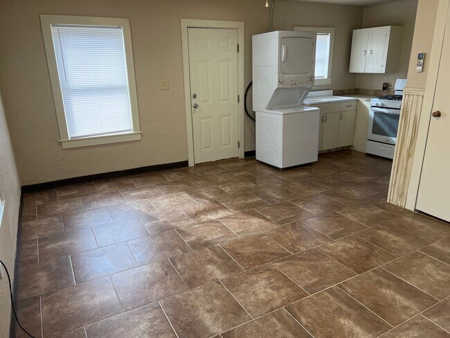 Building Photo - 232 1/2-230 1/2 Wilson Ave