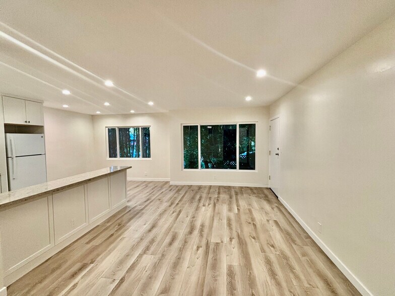 Primary Photo - 2488 Beachwood Dr
