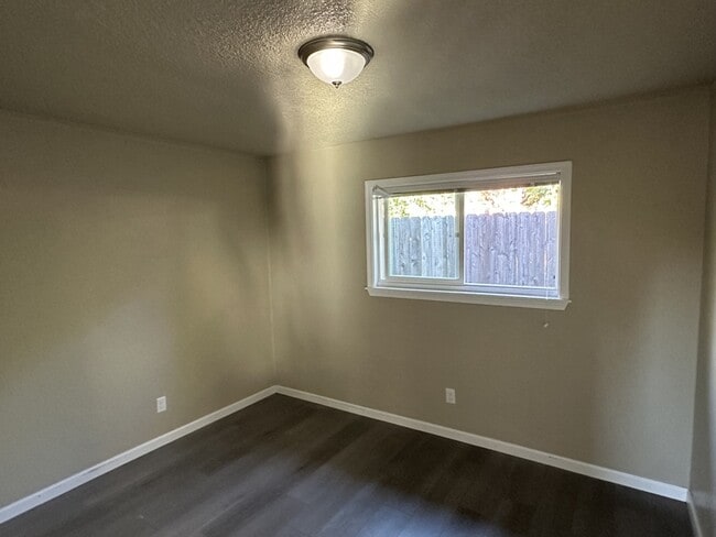 Building Photo - 719 SW Bridge St