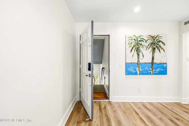 Building Photo - 10 10th St