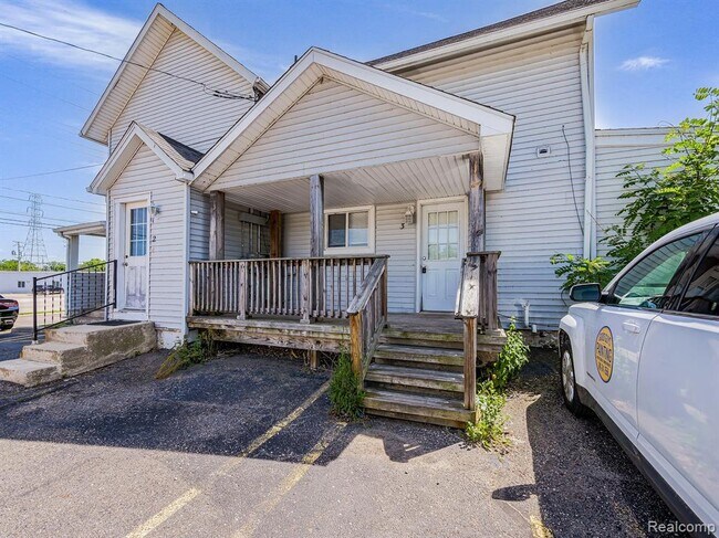 Building Photo - 937 N Pontiac Trail