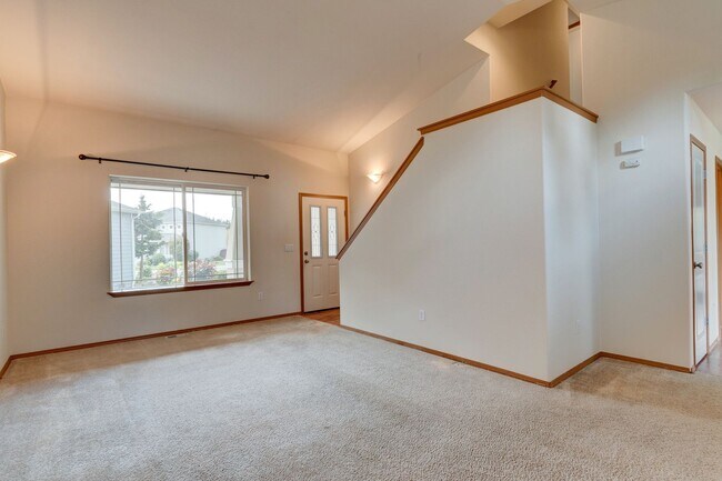 Building Photo - 3 Bedroom 2.5 Bath with 3 Car Garage