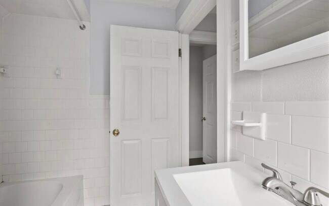 Building Photo - 166 Roger Williams Ave