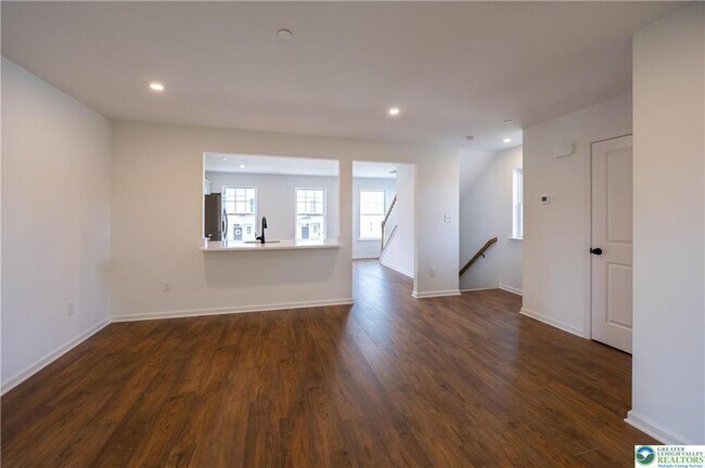 Building Photo - 560 Long St