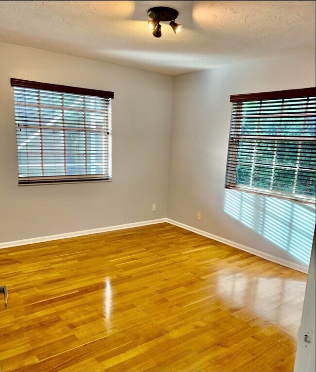 Building Photo - 1103 Lake Breeze Dr