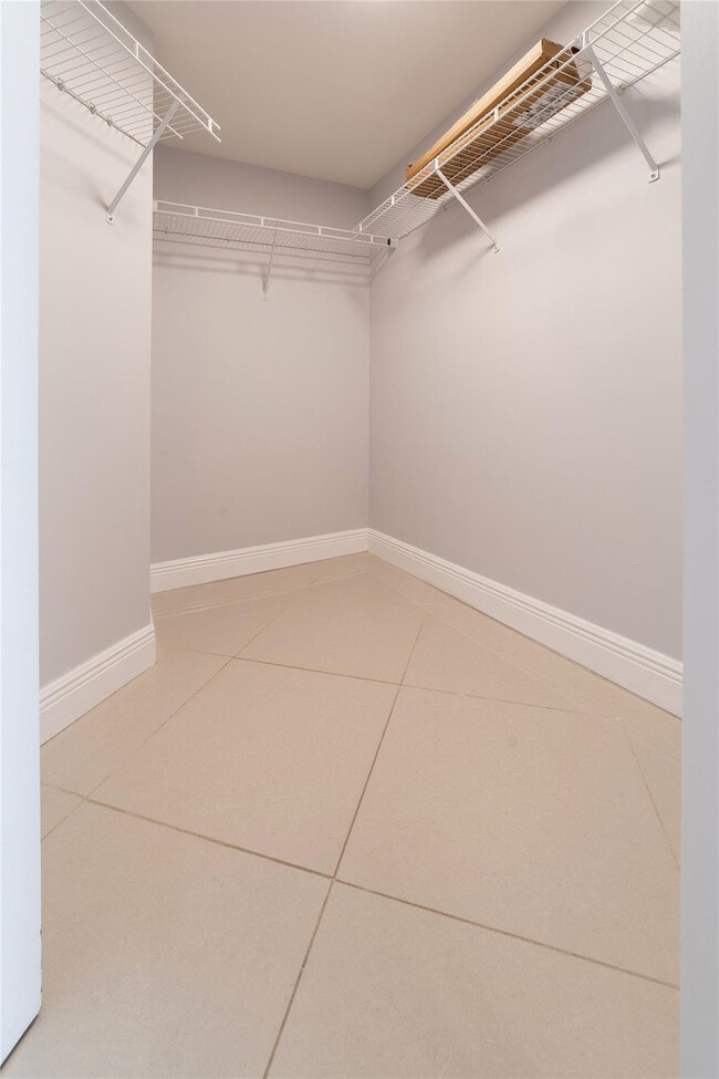 Building Photo - 16699 Collins Ave