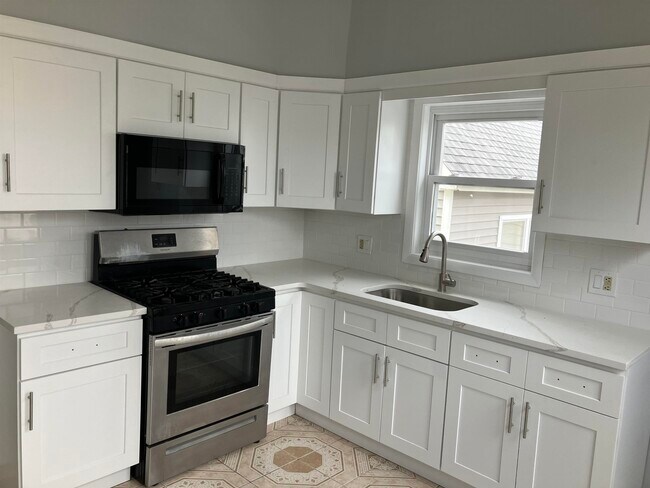 Building Photo - 127 W 51st St