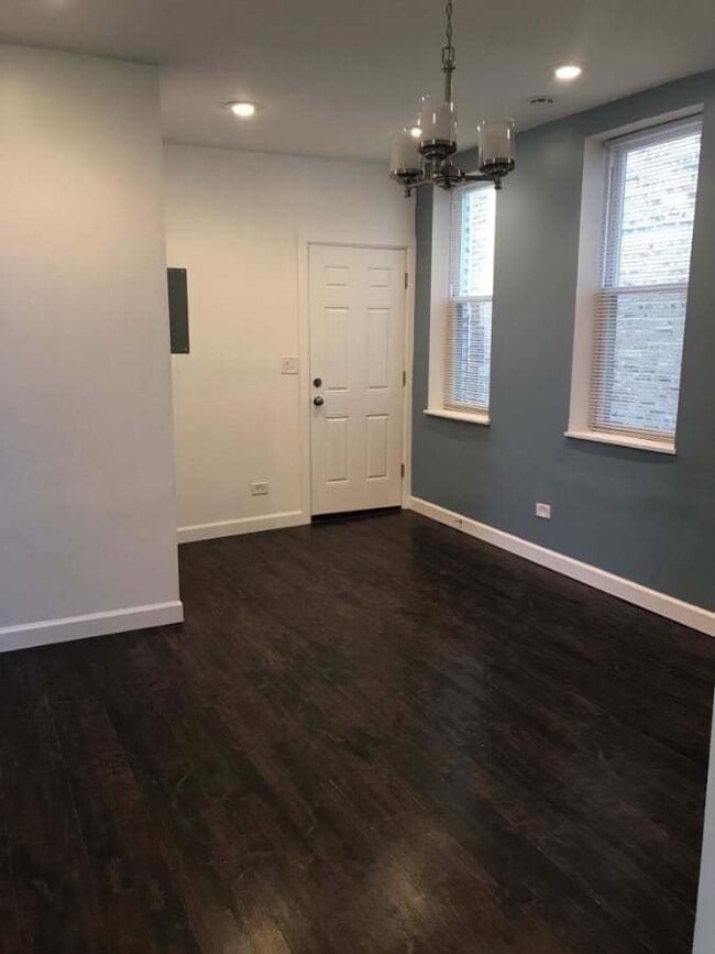 Building Photo - 3943 W Addison St
