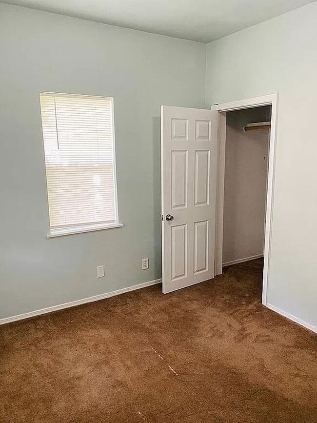 Building Photo - 4 bed 2 bath house for rent!