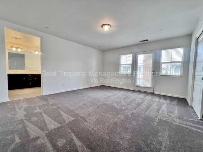 Building Photo - 2560 Daisy Dr