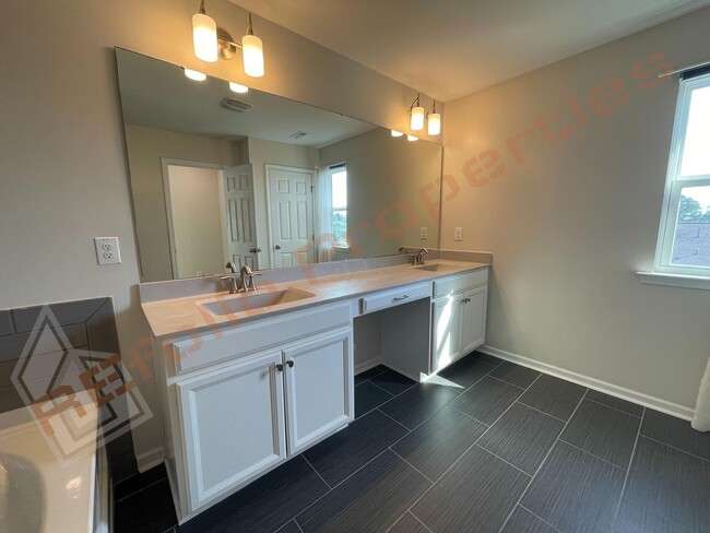 Building Photo - Beautiful 4 Bedroom 2.5 Bathroom End Unit ...