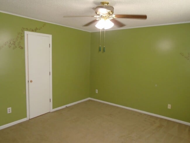 Building Photo - Delightful three bedroom two bath home in a serene country setting in Hubert. Just a short drive ...